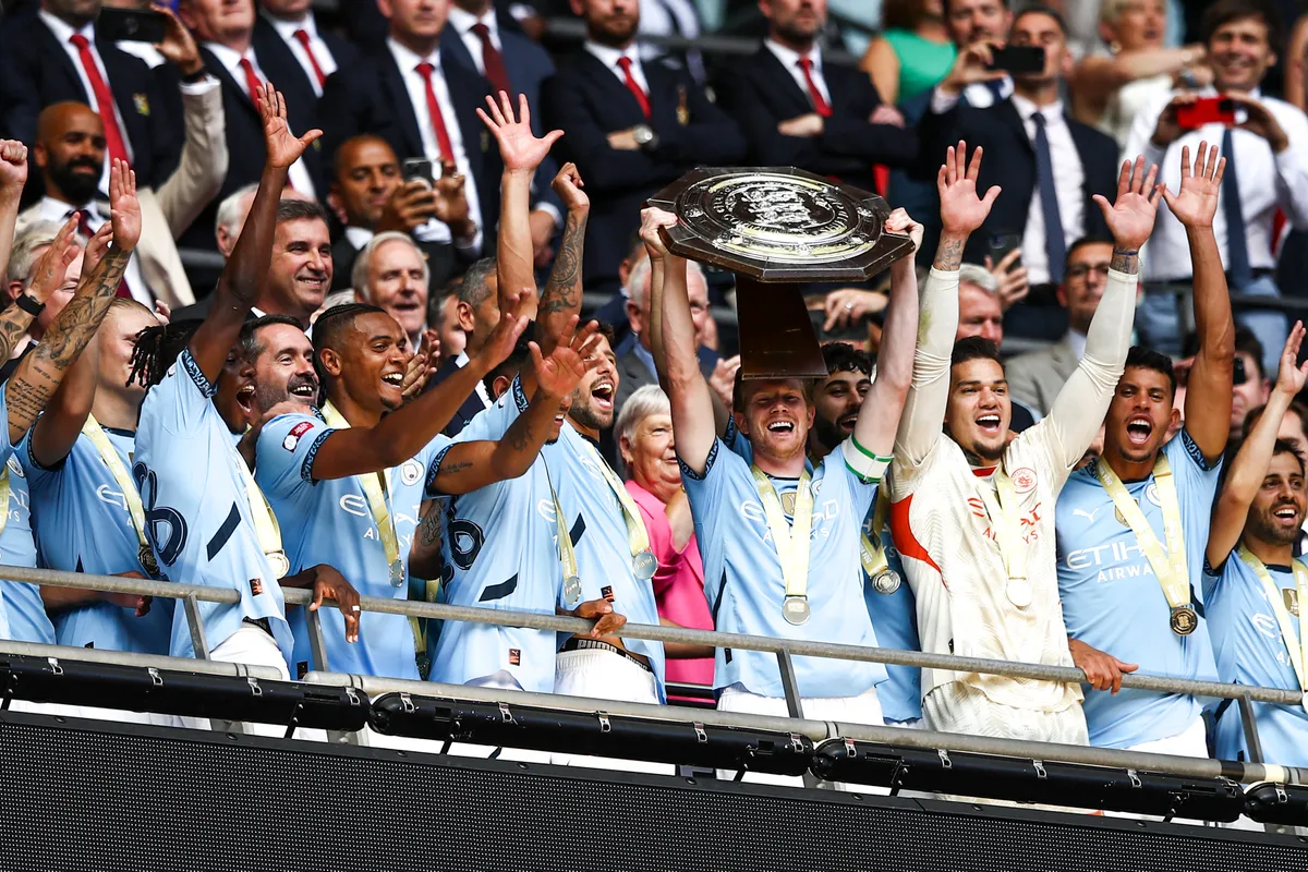 Manchester City are lifting the Community Shield during the FA Community Shield match between Manchester City and Manchester United at Wembley Stadium, London, on August 10, 2024. (Photo by MI News/NurPhoto) (Photo by MI News / NurPhoto via AFP), szoboszlai