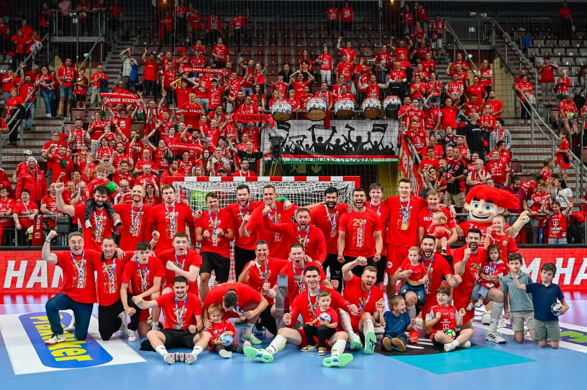 Veszprém, 2025. június 8.
A bajnok One Veszprém HC játékosai ünnepelnek, miután 34-31-re győztek a férfi kézilabda NB I döntőjének harmadik találkozóján, a One Veszprém HC - OTP Bank-Pick Szeged mérkőzésen a One Veszprém Arénában 2025. június 8-án.
MTI/Vasvári Tamás