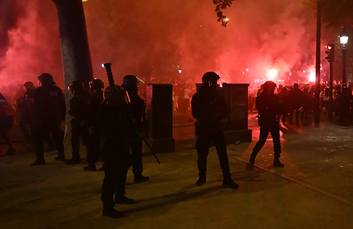 meghalt, PARIS, FRANCE - MAY 31: Clashes break out between police and fans as supporters celebrate following Paris Saint-Germain defeated Inter Milan 5-0 in the UEFA Champions League football final match held in the Munich Football Arena, on May 31, 2025, in Paris, France. Burak Akbulut / Anadolu (Photo by BURAK AKBULUT / ANADOLU / Anadolu via AFP)