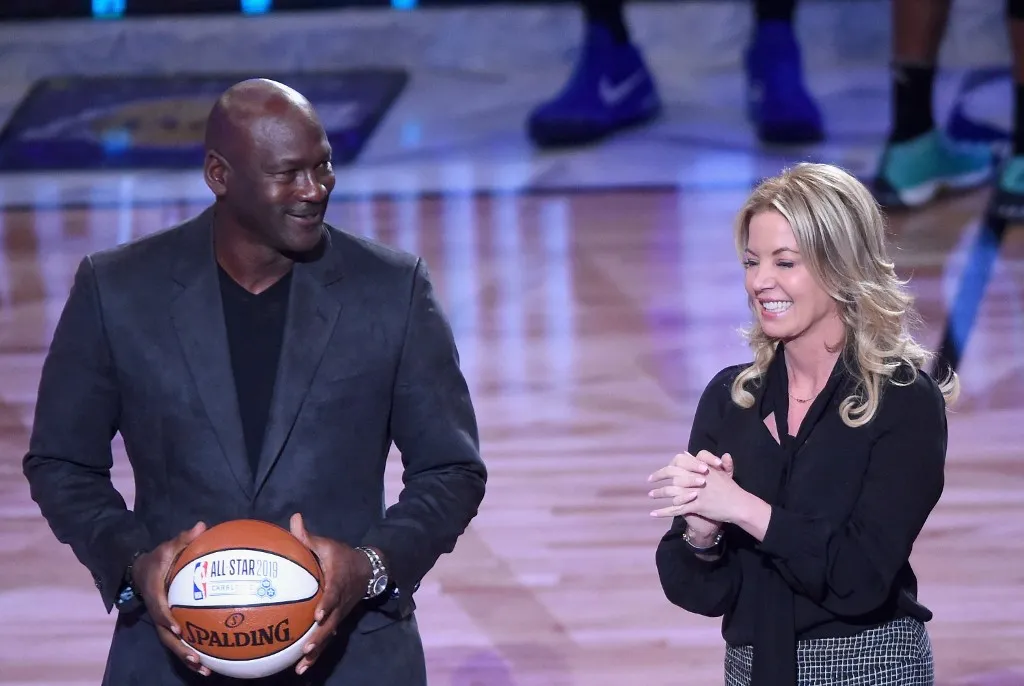 LOS ANGELES, CA - FEBRUARY 18: Michael Jordan and Jeanie Buss speak during the NBA All-Star Game 2018 at Staples Center on February 18, 2018 in Los Angeles, California.   Jayne Kamin-Oncea/Getty Images/AFP (Photo by Jayne Kamin-Oncea / GETTY IMAGES NORTH AMERICA / Getty Images via AFP)