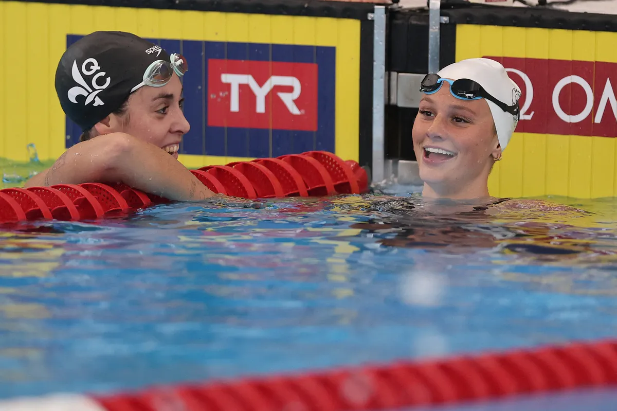 WESTMONT, ILLINOIS - MARCH 07: Mary-Sophie Harvey of Canada laughs with Summer McIntosh of the United States after competing in the Women's 400 Meter Individual Medley heats on Day 3 of the TYR Pro Swim Series Westmont at FMC Natatorium on March 07, 2025 in Westmont, Illinois.   Michael Reaves/Getty Images/AFP (Photo by Michael Reaves / GETTY IMAGES NORTH AMERICA / Getty Images via AFP), világcsúcs