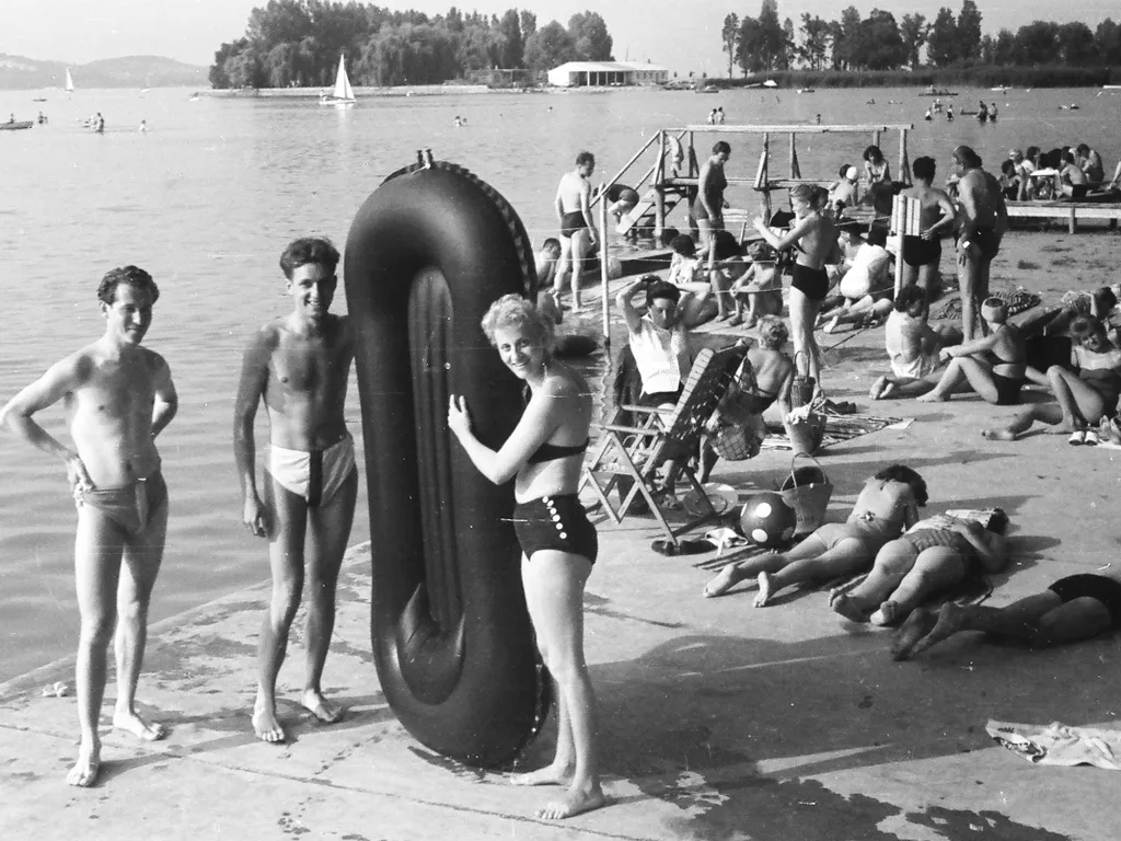 Nézze meg képeinket a régi balatoni nyaralások, régibalatoninyaralások, strand, strandolás, archív, galéria, 2025