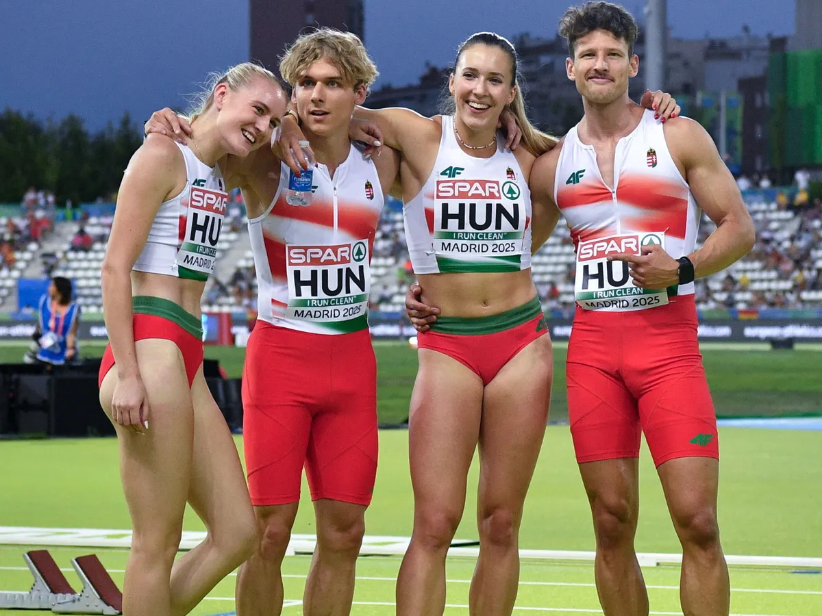 Madrid, 2025. június 29.
Molnár Janka, Kovács Árpád, Kriszt Sarolta és Enyingi Patrik Simon (b-j) az atlétikai csapat Európa-bajnokság 4x100 méteres vegyes váltófutás versenyszáma után Madridban 2025. június 29-én.
MTI/Bodnár Boglárka