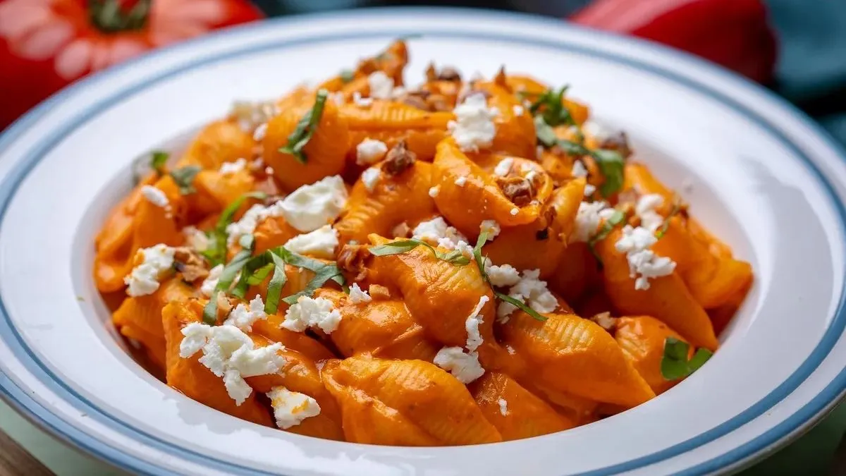 Eláruljuk, hogyan készül a szezon egyik legfinomabb étele, a sültpaprika-szószos tészta – videó