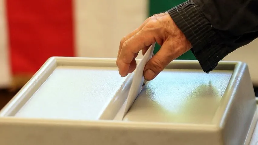 A voter casts his ballot for the European elections at a polling station in the XII. district of Hungarian capital Budapest, on May 26, 2019. (Photo by FERENC ISZA / AFP)
