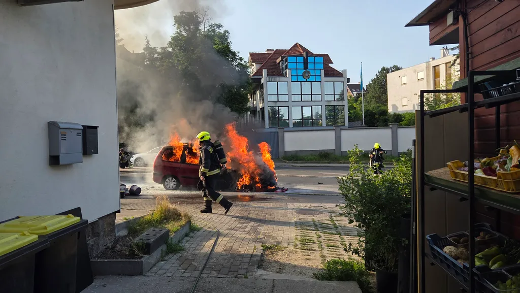 Kigyulladt egy autó, Kigyulladtegyautó, tűz, tűzoltók, A tűzoltók oltják a kigyulladt autót