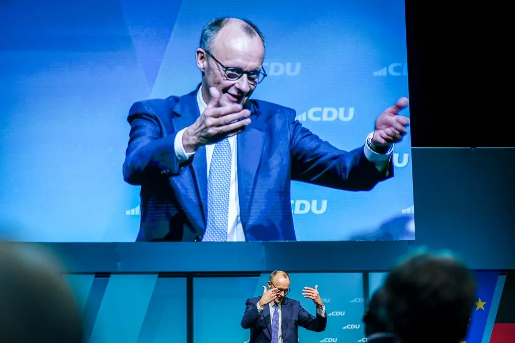 Friedrich Merz német kancellár Trump amerikai elnökhöz érkezik (Fotó: AFP)