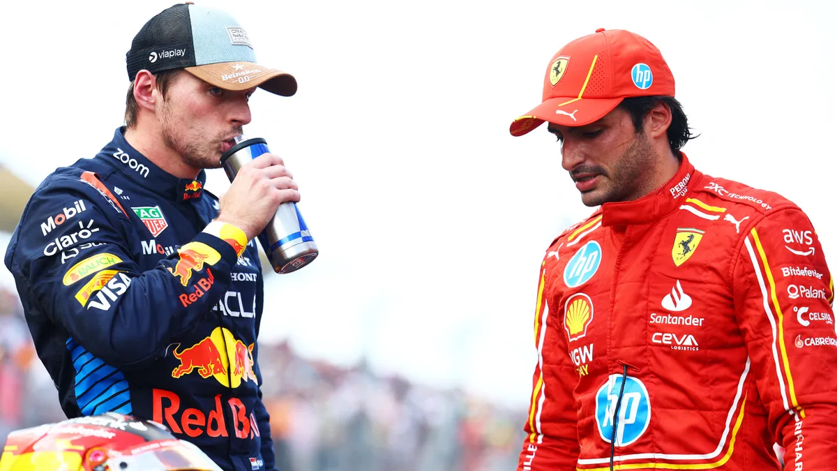 Szupercsapat, Sainz, Verstappen, AUSTIN, TEXAS - OCTOBER 19: Sprint winner Max Verstappen of the Netherlands and Oracle Red Bull Racing talks with Second placed Carlos Sainz of Spain and Ferrari in parc ferme during the Sprint ahead of the F1 Grand Prix of United States at Circuit of The Americas on October 19, 2024 in Austin, Texas.   Mark Thompson/Getty Images/AFP (Photo by Mark Thompson / GETTY IMAGES NORTH AMERICA / Getty Images via AFP)