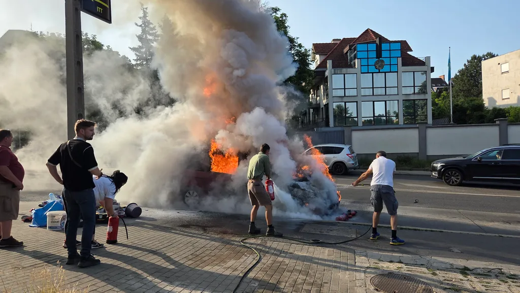 Kigyulladt egy autó, Kigyulladtegyautó, tűz, tűzoltók, A tűzoltók oltják a kigyulladt autót