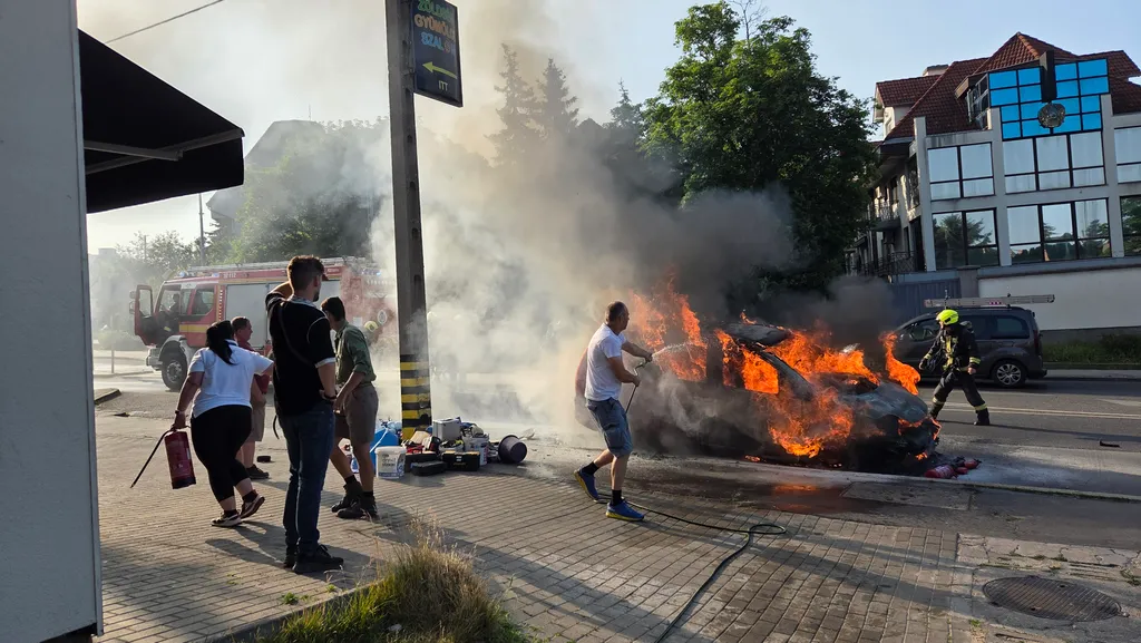 Kigyulladt egy autó, Kigyulladtegyautó, tűz, tűzoltók, A tűzoltók oltják a kigyulladt autót