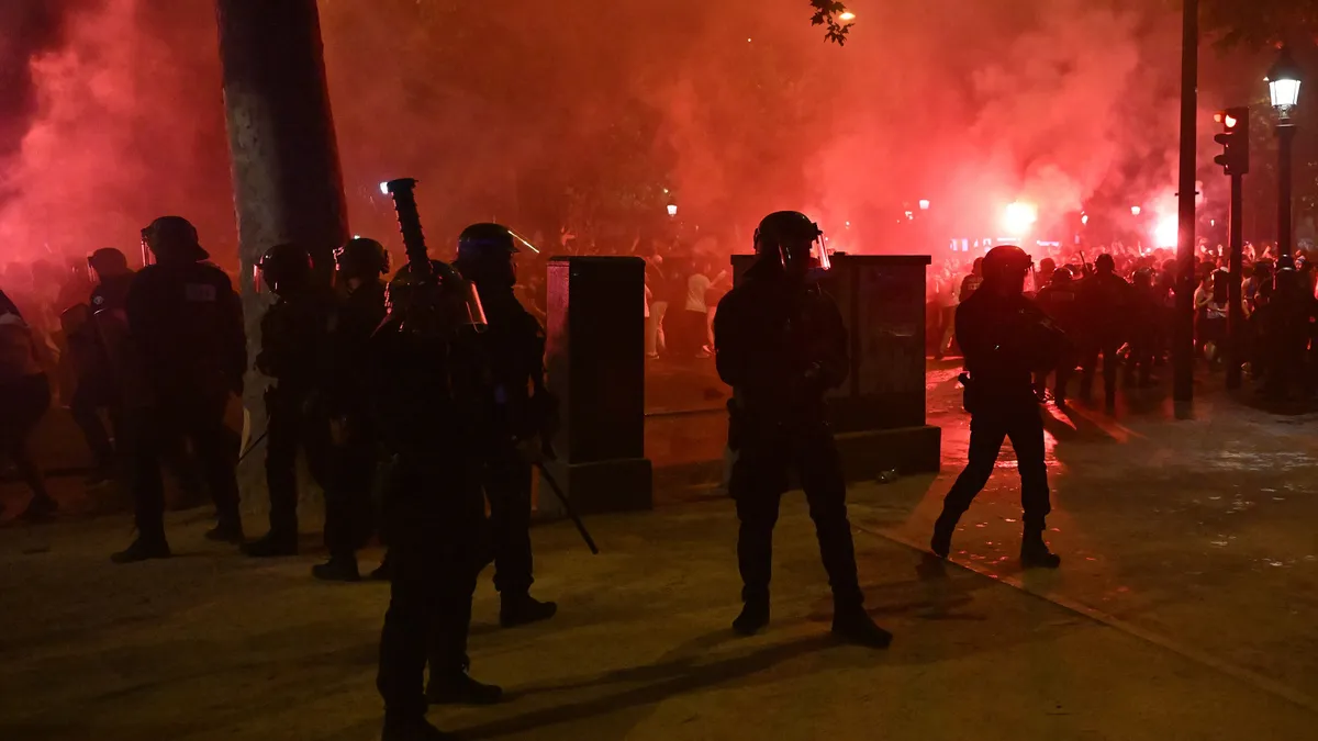 Több száz letartóztatás, két halott –  könnygázt vetettek be a rendőrök a PSG BL-győzelme után