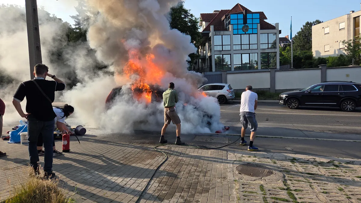 Hatalmas lángokkal égett egy autó a nagykövetség épülete előtt – olvasói fotó