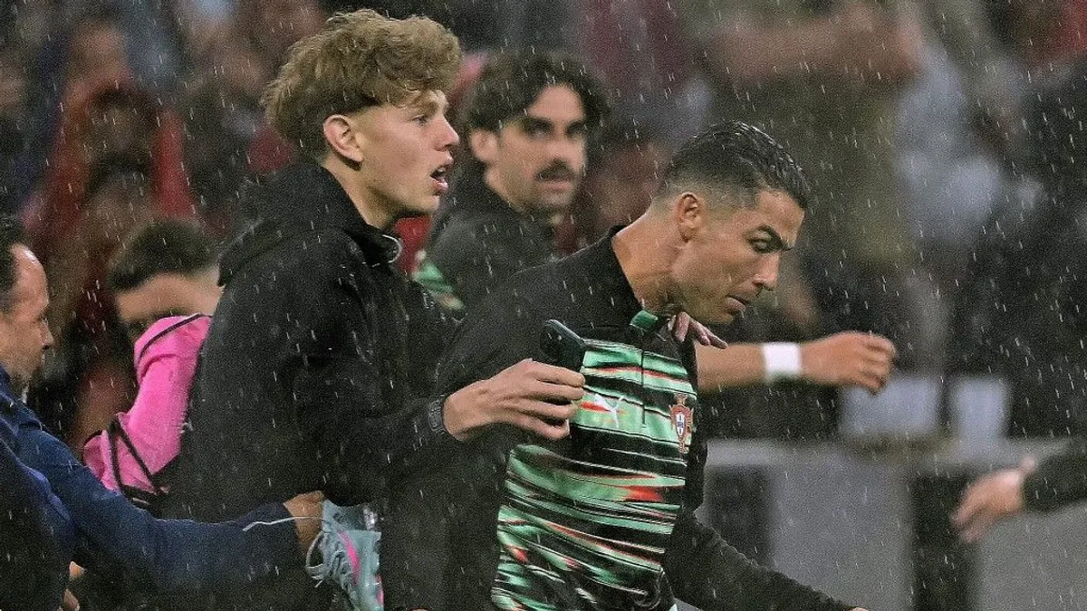 Cristiano Ronaldóra támadt egy szurkoló a pályán – videó