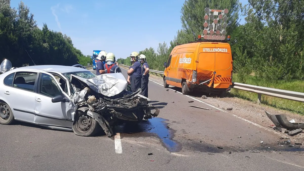 Brutális képek a helyszínről: esetkocsi vitte kórházba a közútkezelőbe fékezés nélkül becsapódó sofőrt