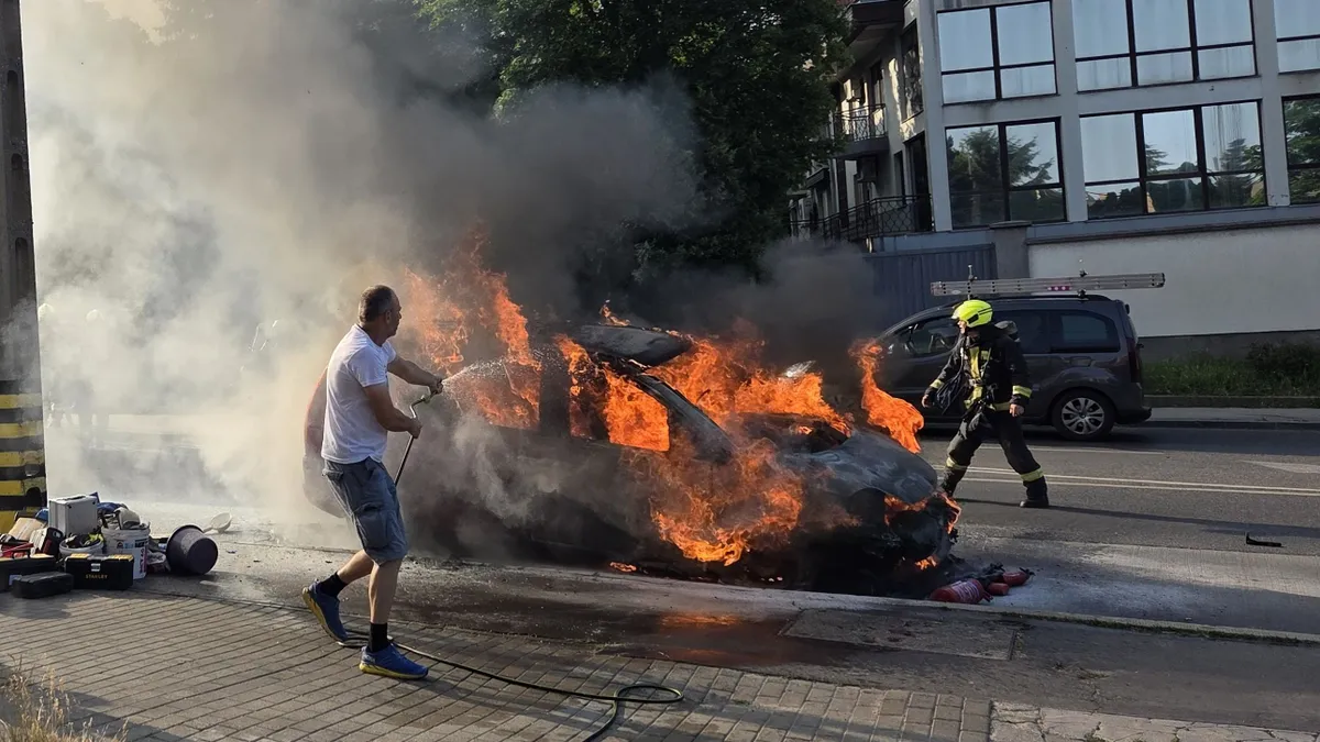 Reagált a katasztrófavédelem a nagykövetség előtt kiégett autó ügyében