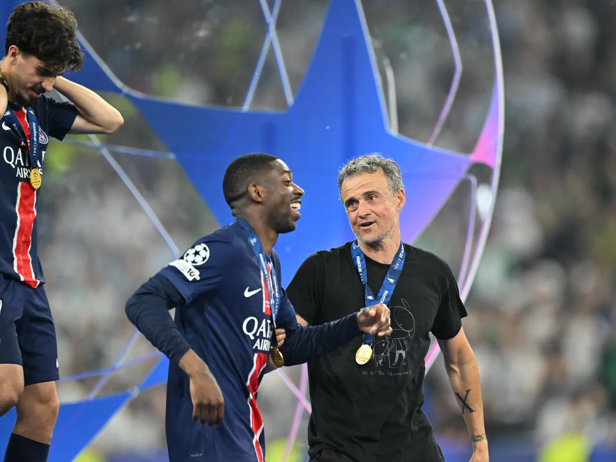 Dembélé, PSG, MUNICH, GERMANY, MAY 31: Luis Enrique (R), Head Coach of Paris Saint-Germain, and Ousmane Dembele celebrate following his team's victory in the UEFA Champions League football final match between Paris Saint-Germain and Inter Milan at the Munich Football Arena in Munich, Germany, on May 31, 2025. Mustafa Yalcin / Anadolu (Photo by MUSTAFA YALCIN / ANADOLU / Anadolu via AFP)
