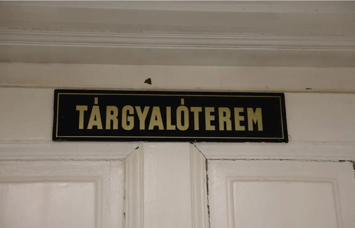 Életveszélyes támadás egy járókelő férfi ellen