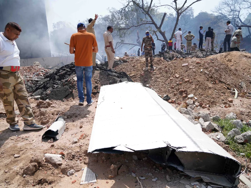 utasszállító repülőgép repülőgép, baleset, lezuhant, repülőgépbaleset, India, Air India, Air India 171-es járat, 2025.06.12., Indiarepülőgépbaleset, Ahmadábád, 2025. június 12.
Roncsdarab a baleset helyszínén a Gudzsarát állambeli Ahmadábádban 2025. júniu