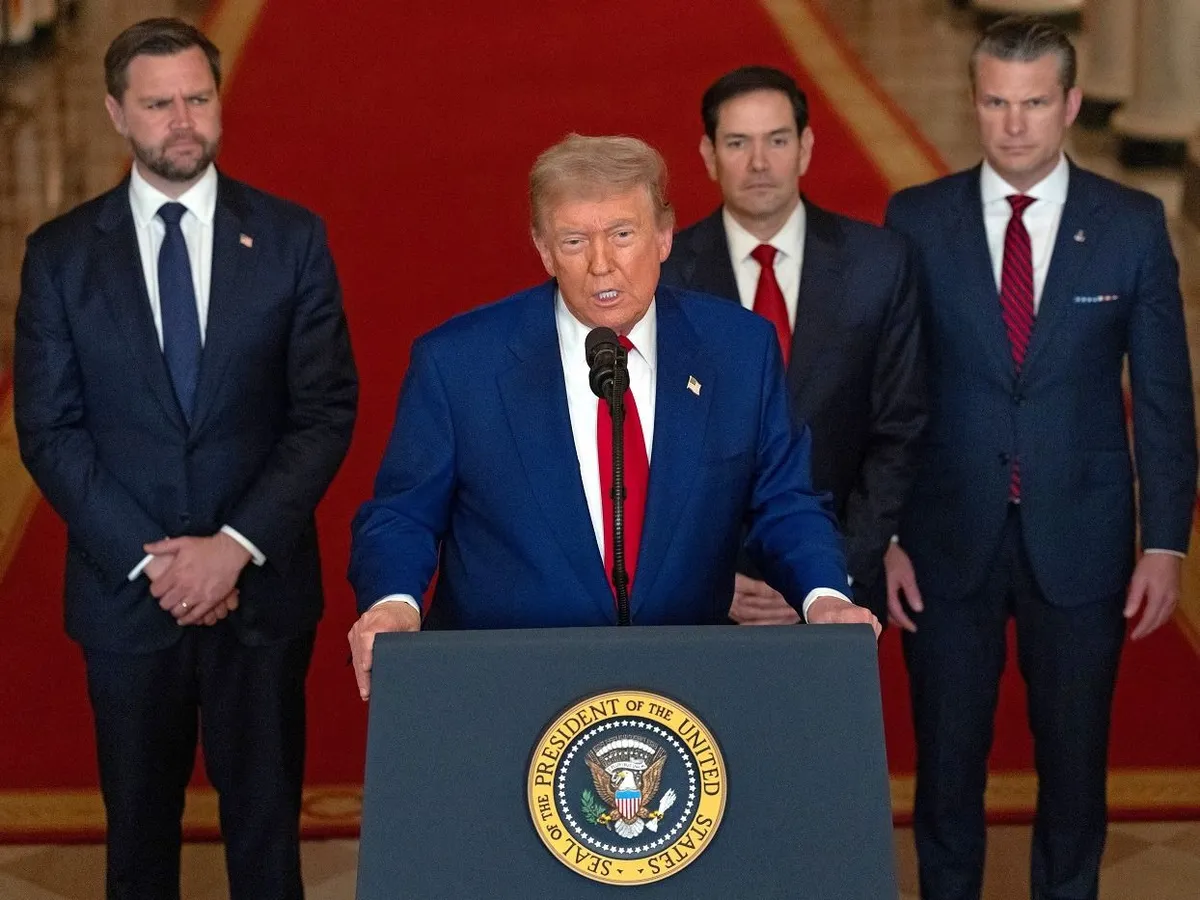Donald Trump amerikai elnök beszédet mond J.D. Vance alelnök (b), Marco Rubio külügyminiszter (k., hátul) és Pete Hegseth (j) védelmi miniszter társaságában a washingtoni Fehér Házban, 2025. június 21-én. (Fotó: Carlos Barria/Getty Images/AFP)