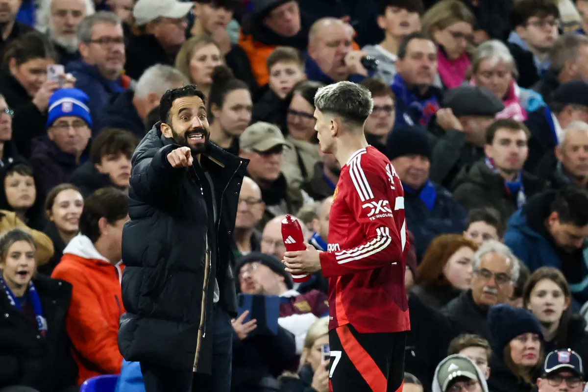 Manchester United's Portuguese head coach Ruben Amorim (L) gives indications to Manchester United's Argentinian midfielder #17 Alejandro Garnacho during the English Premier League football match between Ipswich Town and Manchester United at Portman Road in Ipswich, eastern England on November 24, 2024. (Photo by Darren Staples / AFP) / RESTRICTED TO EDITORIAL USE. No use with unauthorized audio, video, data, fixture lists, club/league logos or 'live' services. Online in-match use limited to 120 images. An additional 40 images may be used in extra time. No video emulation. Social media in-match use limited to 120 images. An additional 40 images may be used in extra time. No use in betting publications, games or single club/league/player publications. / 