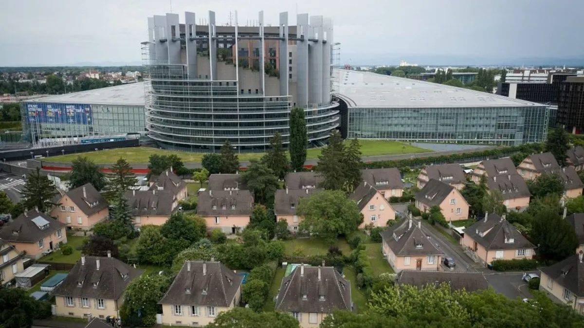 Itt az új törvény, Brüsszel ezzel még inkább ellenőrizné a civil szervezeteket