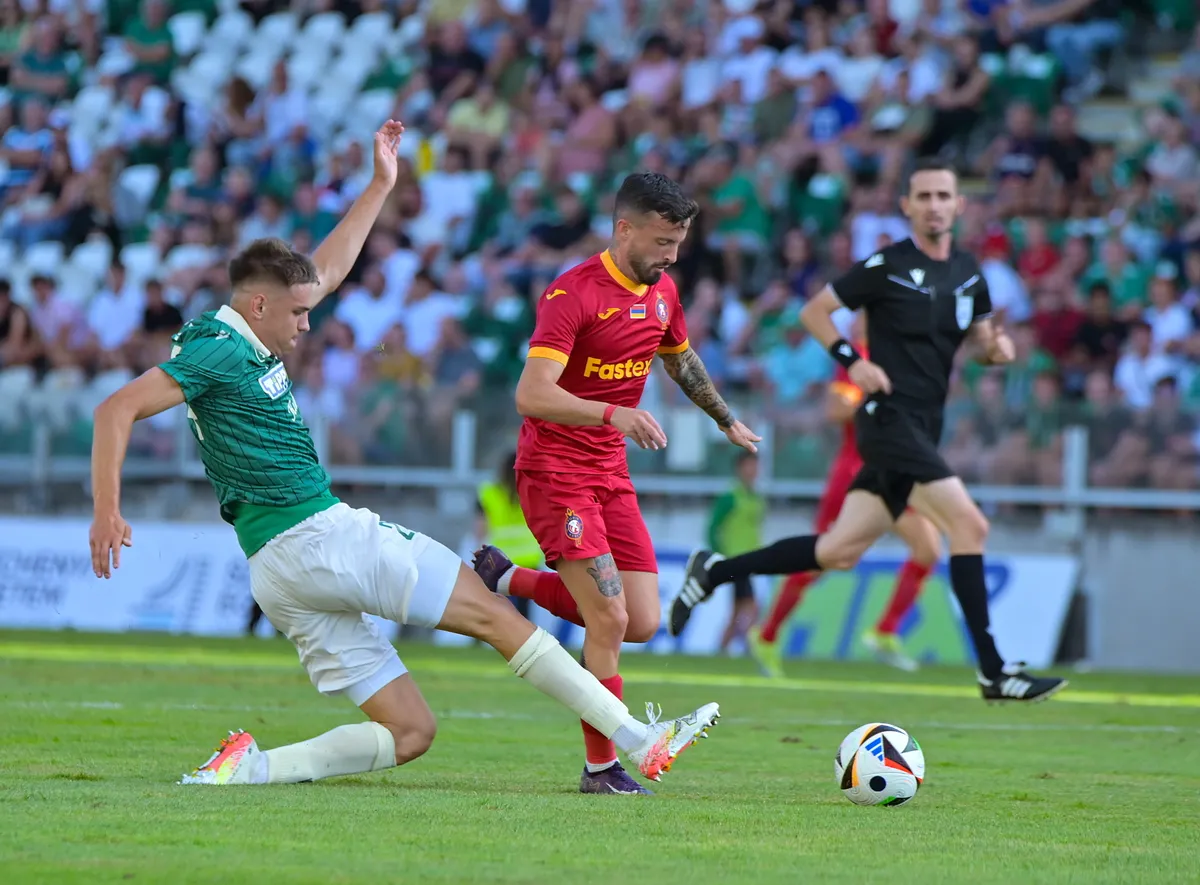 Győr, 2025. július 31.Miljan Krpic, a Győr (b) és Artur Grigorján, a Pjunyik Jereván játékosa a labdarúgó Konferencia-liga selejtezőjének 2. fordulójában játszott ETO FC Győr - Pjunyik Jereván visszavágó mérkőzésen a győri ETO Stadionban 2025. július 31-én.MTI/Krizsán Csaba Stefulj