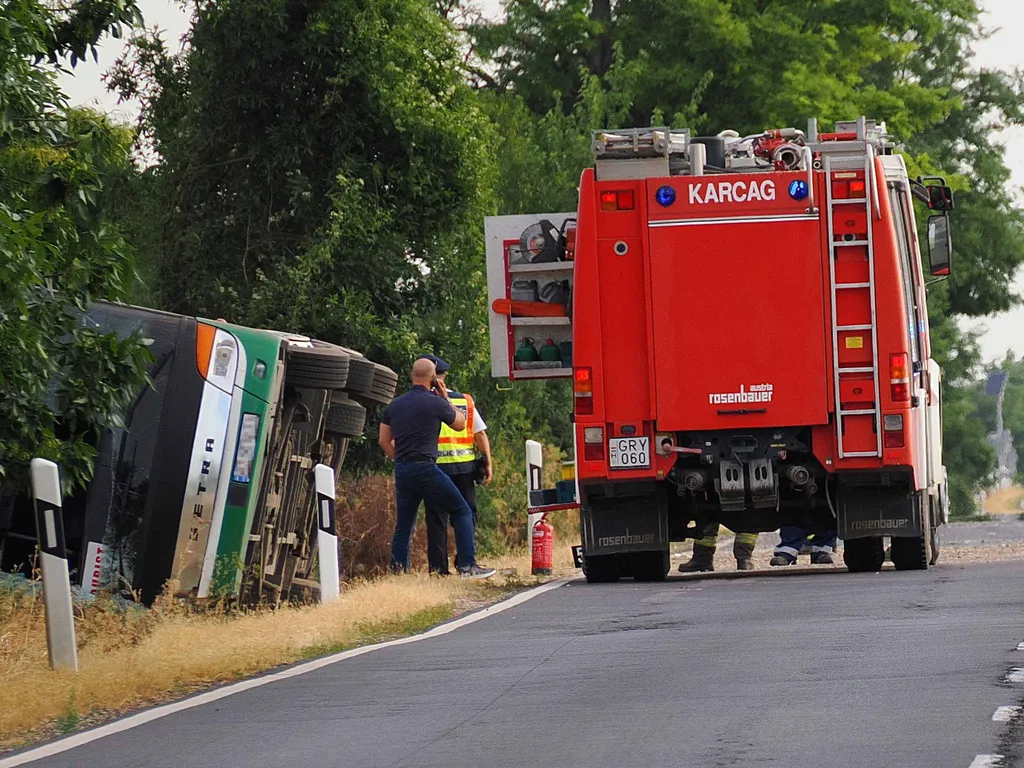 Sokan megsérültek a 442-es úton hajnalban történt buszbalesetben