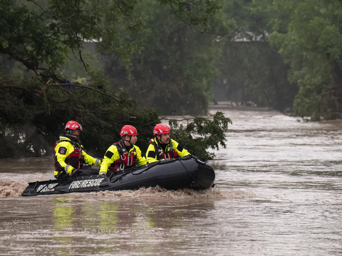 Texas, Egyesült Államok, árvíz,  Texasárvíz,  COMFORT, TEXAS - JULY 04: Boerne Search and Rescue teams navigate upstream in an inflatable boat on the flooded Guadalupe River on July 4, 2025 in Comfort, Texas. Heavy rainfall caused flooding along the Guadalupe River in central Texas with multiple fatalities reported.   Eric Vryn/Getty Images/AFP (Photo by Eric Vryn / GETTY IMAGES NORTH AMERICA / Getty Images via AFP)