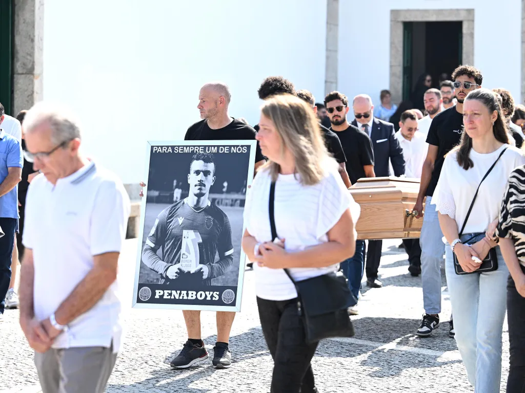 Diogo Jota temetése, DiogoJotatemetése, DiogoJota, temetés, 2025.07.05.  GONDOMAR, PORTUGAL - JULY 05: A poster of Andre Silva is carried, which reads "Penaboys", as the coffins are walked to the Church ahead of the funeral held for Diogo Jota and his bro