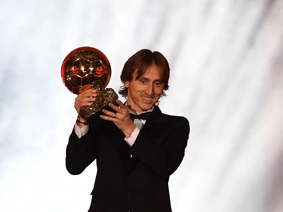 Real Madrid, Croatian midfielder Luka Modric kisses the trophy after receiving the 2018  Men's Ballon d'Or award for best player of the year during the 2018  Ballon d'Or award ceremony at the Grand Palais in Paris on December 3, 2018. (Photo by FRANCK FIFE / AFP)