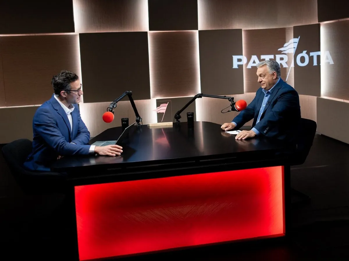 Orbán Viktor miniszterelnök (j) és Gerhardt Máté műsorvezető a Patrióta stúdiójában 2025. július 7-én (kép forrása: Facebook/Patriota)