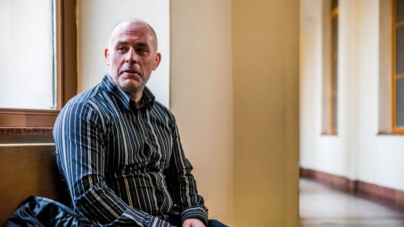 Dopeman verbálisan felpofozta Azahriah-t, nyekkent a popzenész Kép
