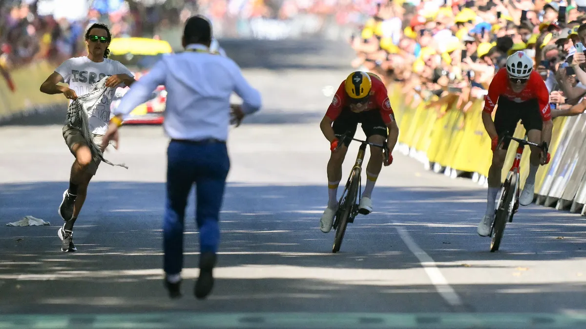 Kegyetlenül elbánt a rendező a Tour de France-on a bringások közé futó tüntetővel – videó
