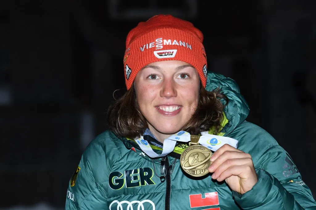 olimpiai bajnok (FILES) German Biathlete Laura Dahlmeier celebrates during the medal ceremony of the women's 10km pursuit competition at the IBU Biathlon World Championships in Ostersund, Sweden, on March 10, 2019. Former German Biathlete Laura Dahlmeier has been seriously injured in a mountaineering  accident folling a rockfall in Pakistan on July 28, 2025, according to her management. (Photo by Jonathan NACKSTRAND / AFP)