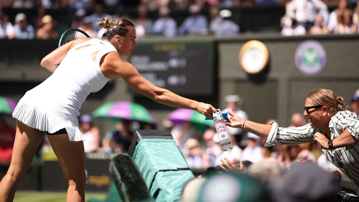 Rosszul lett egy néző a wimbledoni tenisztornán, a világelső sietett a segítségére – videó