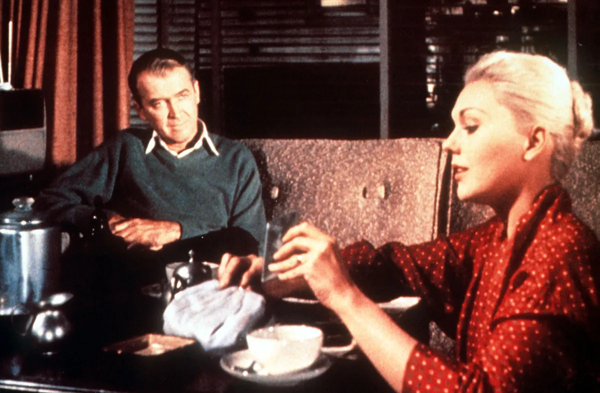 Bei einem seiner Spaziergnge durch die Stadt lernt Scottie Ferguson (JAMES STEWART) Judy Barton (KIM NOVAK) kennen, die ihn ungemein an die tote Madeleine erinnert...