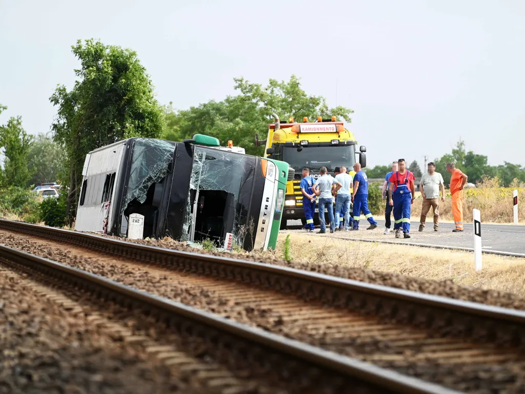 Sokan megsérültek a 442-es úton hajnalban történt buszbalesetben