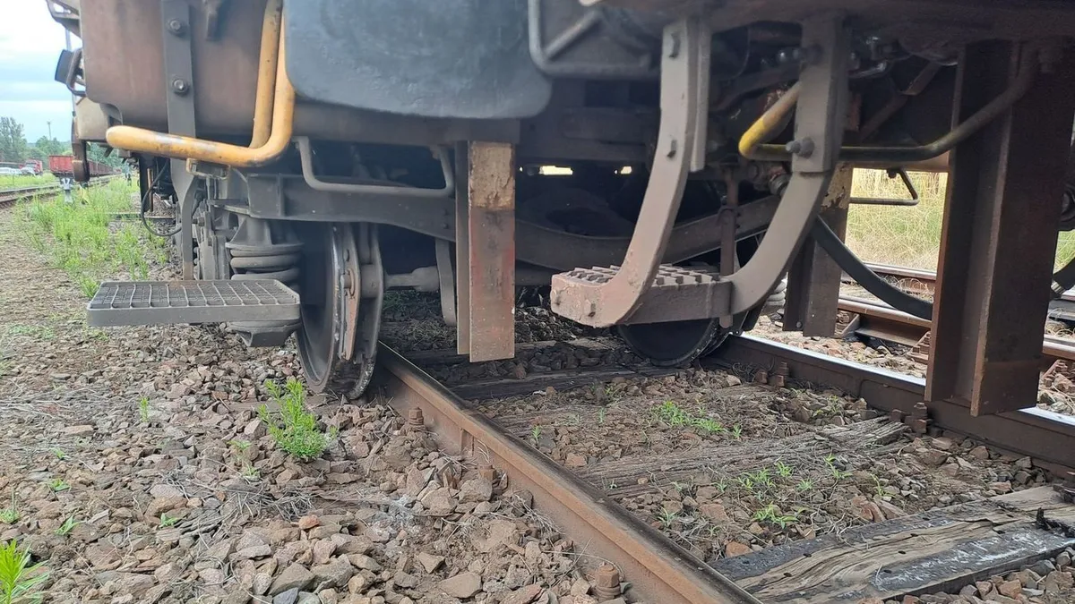 Kisiklott több teherkocsi, akadozik a vonatközlekedés - fotókkal