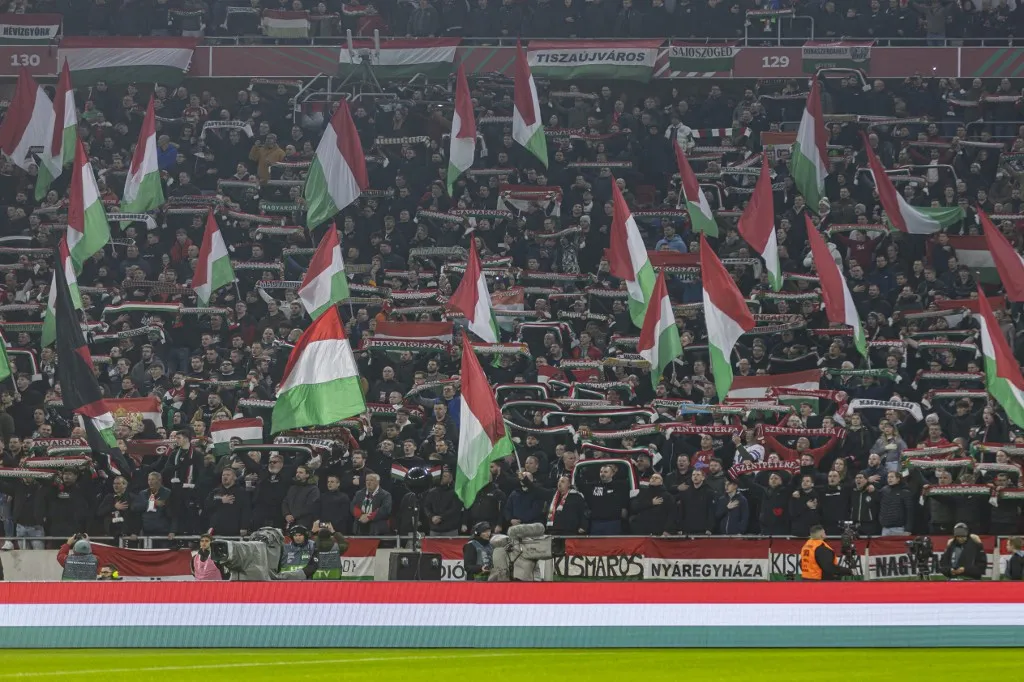 jegy Hungarian fans and tricolor flags are present during the national anthem before the UEFA Nations League Group match at Puskas Arena in Budapest, Hungary, on November 19, 2024. (Photo by Robert Szaniszlo/NurPhoto) (Photo by Robert Szaniszlo / NurPhoto via AFP)