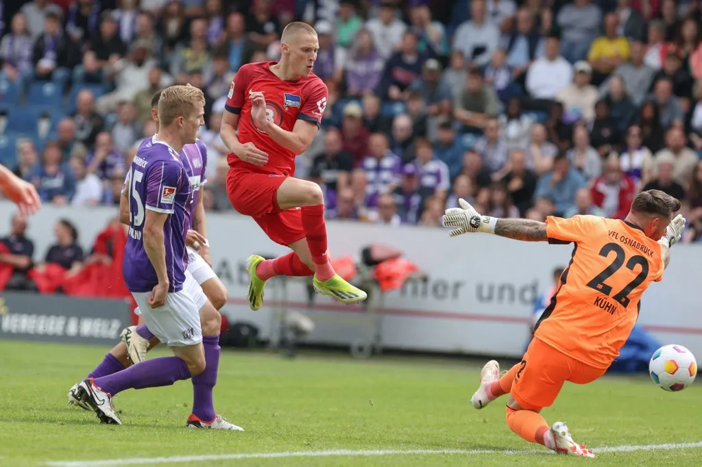 Dárdai Palkó, 19 May 2024, Lower Saxony, Osnabrück: Soccer: Bundesliga 2, VfL Osnabrück - Hertha BSC, matchday 34 at the Stadion an der Bremer Brücke. Osnabrück goalkeeper Philipp Kühn (r) concedes the goal for 0:1 by Hertha's goalscorer Palko Dardai (M). Photo: Friso Gentsch/dpa - IMPORTANT NOTE: In accordance with the regulations of the DFL German Football League and the DFB German Football Association, it is prohibited to utilize or have utilized photographs taken in the stadium and/or of the match in the form of sequential images and/or video-like photo series. (Photo by FRISO GENTSCH / dpa Picture-Alliance via AFP)