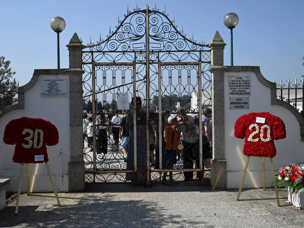 Diogo Jota temetése, DiogoJotatemetése, DiogoJota, temetés, 2025.07.05.Wreath in shape of football jerseys are displayed at the entrance of the cemetery after the funeral ceremony of Liverpool's Portuguese forward Diogo Jota and his brother Andre Silva in