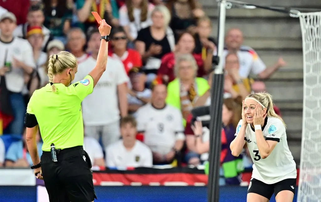 német, dpatop - 19 July 2025, Switzerland, Basel: Soccer, Women: European Championship, France - Germany, final round, quarter-final. Referee Tess Olofsson shows Germany's Kathrin Hendrich (r) the red card. Photo: Sebastian Christoph Gollnow/dpa (Photo by Sebastian Christoph Gollnow / dpa Picture-Alliance via AFP)