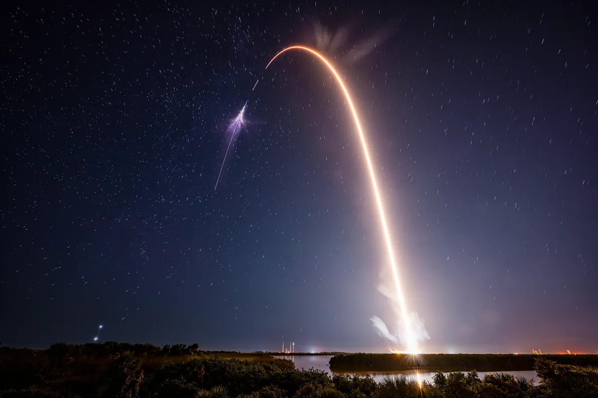 Cape Canaveral, 2025. június 25.Az Axiom Space által közreadott képen felbocsátják a SpaceX amerikai űrkutatási magánvállalat Falcon 9-es rakétájával összekapcsolt Crew Dragon személyszállító űrhajót a floridai Cape Canaveral Kennedy Űrközpontjában 2025. június 25-én. Az űrhajóval az Axiom 4 (Ax-4) legénysége: Kapu Tibor magyar űrhajós, valamint a lengyel Slawosz Uznanski-Wisniewski, az indiai Subhansu Sukla és az amerikai Peggy Whitson utazik a Föld körül keringő Nemzetközi Űrállomásra (ISS). Az űrhajó várhatóan június 26-án kapcsolódik az űrállomáshoz, ahol a legénység a tervek szerint 14 napot tölt majd.MTI/Axiom Space, űrutazás