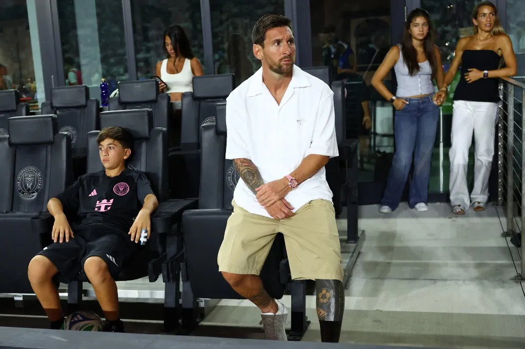 FORT LAUDERDALE, FLORIDA - JULY 26: Lionel Messi #10 of Inter Miami CF looks on from the stands next to his son Thiago Messi after the MLS match between Inter Miami CF and FC Cincinnati at Chase Stadium on July 26, 2025 in Fort Lauderdale, Florida.   Megan Briggs/Getty Images/AFP (Photo by Megan Briggs / GETTY IMAGES NORTH AMERICA / Getty Images via AFP)