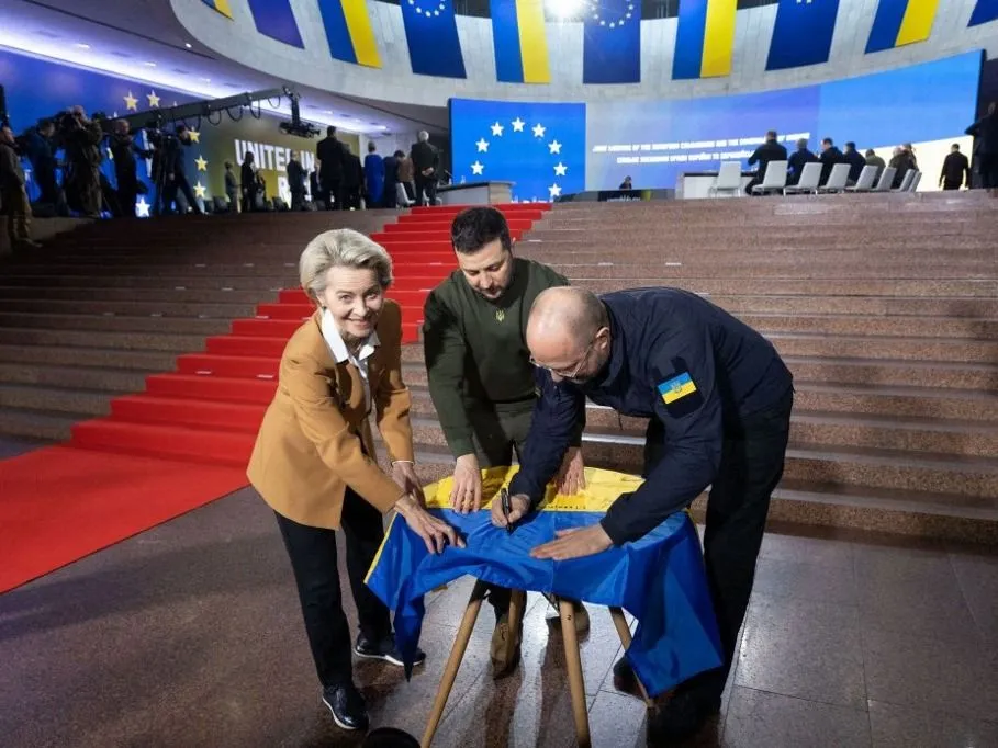 Ursula von der Leyen felavatja a korrupciós tortát