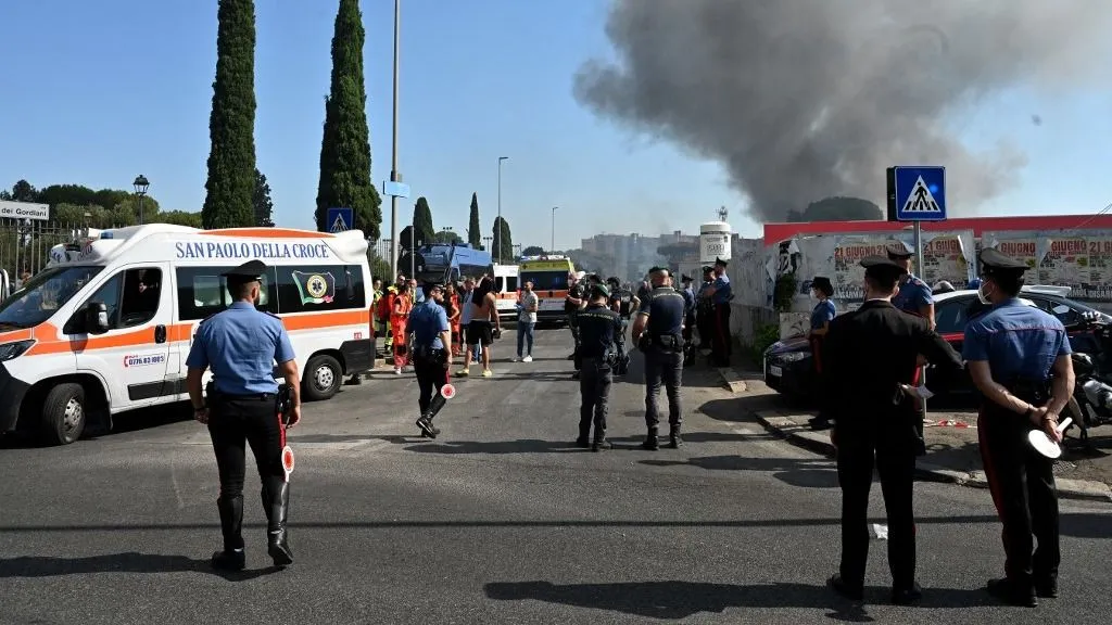 robbanás, Firemen, policemen and rescue teams work on the site of an explosion in a fuel station in Rome on July 4, 2025. At least ten people were injured in an explosion with the blast heard across the Italian capital. Neighbouring buildings were evacuated following the explosion, which occurred shortly after 8am during what media reports said was a refueling operation. (Photo by Andreas SOLARO / AFP)