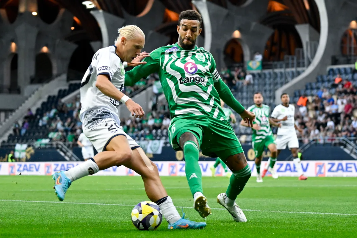 Felcsút, 2025. július 31.
Mikael Soisalo, a Puskás Akadémia (b) és Connor Goldson, a Limassol játékosa a labdarúgó Konferencia-liga selejtezőjének 2. fordulójában játszott Puskás Akadémia - Aris Limassol FC visszavágó mérkőzésen a felcsúti Pancho Arénában 2025. július 31-én.
MTI/Vasvári Tamás
