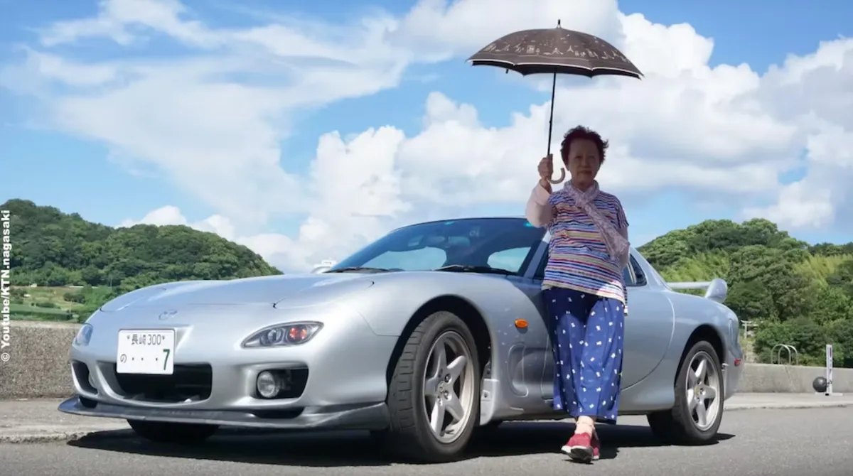 Naoko Nishimoto a gondosan megőrzött Mazda RX-7 mellett – a ritka sportautó most új gazdát keres, miután 25 évig hű társ volt.