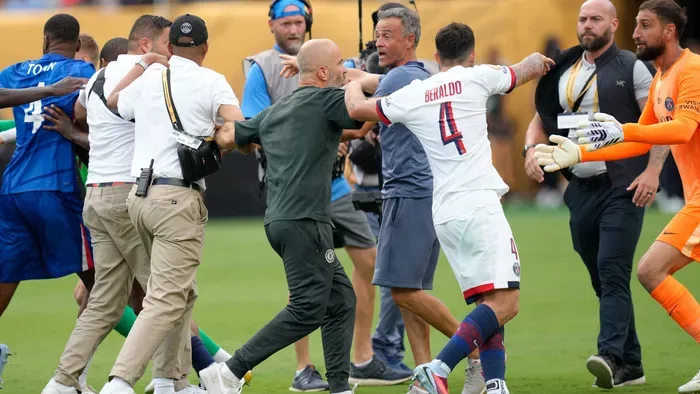 A Paris Saint-Germain pofozkodó edzője komoly büntetést kaphat