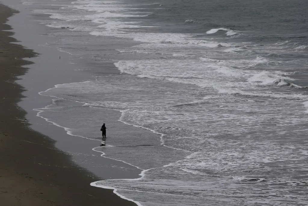 szökőár SAN FRANCISCO, CALIFORNIA - JULY 30: A fisherman stands in the water as he fishes during a tsunami advisory at Ocean Beach on July 30, 2025 in San Francisco, California. Authorities are warning people to stay away from beaches following a massive 8.8 earthquake on the east coast of Russia triggered a tsunami warning for Hawaii and the west coast of the United States. No major damage has been reported.   Justin Sullivan/Getty Images/AFP (Photo by JUSTIN SULLIVAN / GETTY IMAGES NORTH AMERICA / Getty Images via AFP)